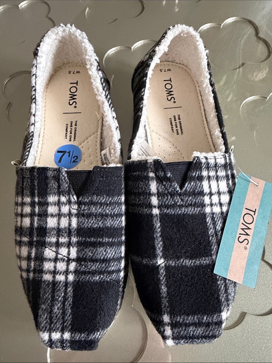 Toms Shoes - TOMS Belmont Flats Size 7.5 Women’s NWT Black & White Plaid Faux Shearling